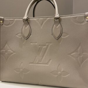 LV OnTheGo MM Tourterelle Empreinte