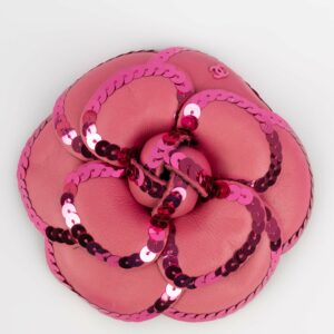 Broche camélia en cuir Chanel