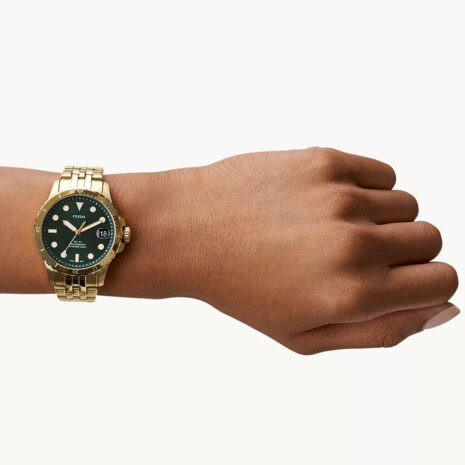 ES4746_onwrist
