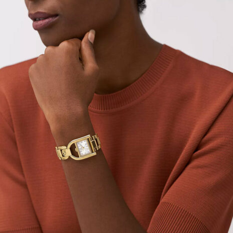 ES5327_onwrist