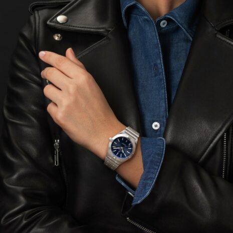 a77310101c1a1-chronomat-32-on-wrist