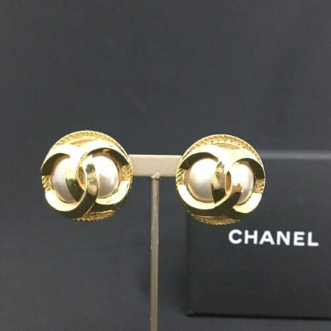 chanel-cc-logo-gold-tone-pearl-earrings-933470