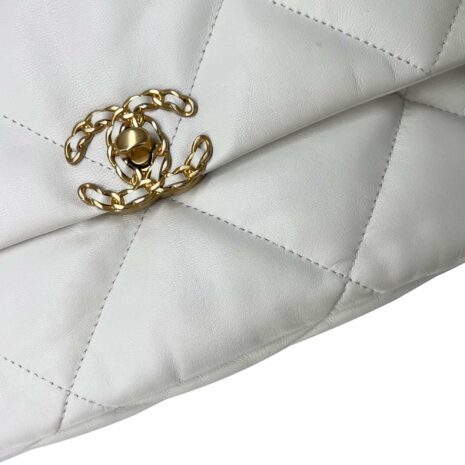 chanel-ninteen-white-chain-7_b30cc040-67ad-401e-9c3d-b6243ea7e8db