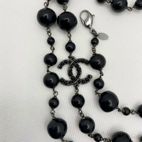 chanelblacknecklace_3