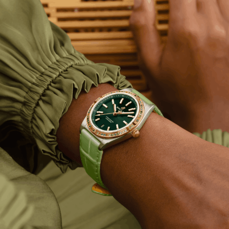 chronomat-south-sea-36-u10380611l1p1-green-wristshot-ecom