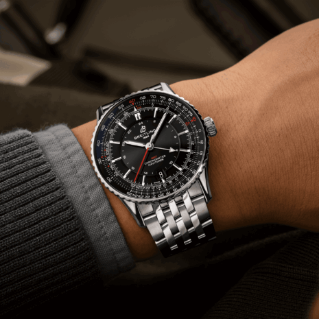 navitimer-41-gmt-a32310251b1a1-black-metal-bracelet-wrist-shot-ecom