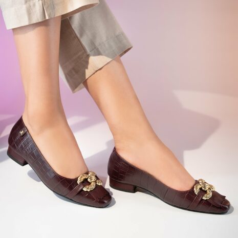 Women's leather block heel pumps in burgundy colour with croc texture and gold horseshoe buckle with leather fringe by JULKE