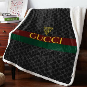 Goldy logo Gucci blanket