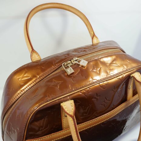 1B59442B-8BD8-49DB-87BA-7574BF1582D8