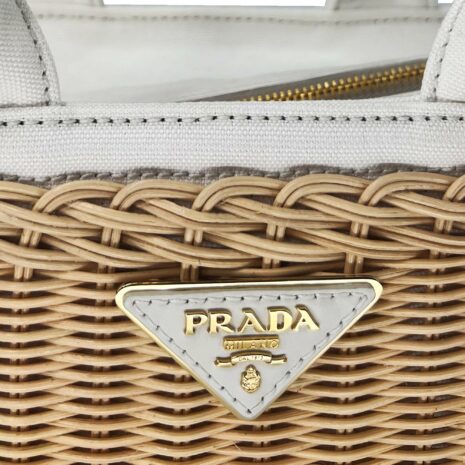 prada-picnic-7_aa7f5fdb-7cac-4f81-9881-0e69156bc857