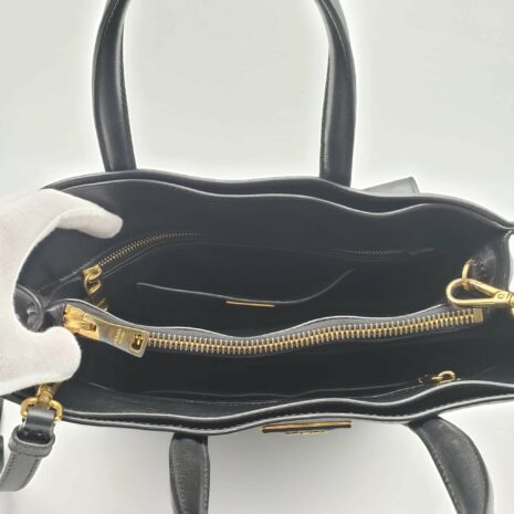 prada-saffiano-triple-pocket-nero-black-shoulder-bag-473934