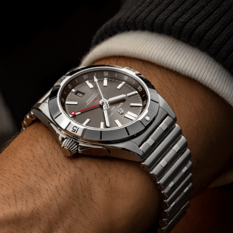 a32398101m1a1-chronomat-automatic-gmt-40-on-wrist