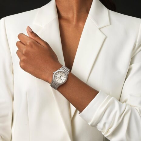 a77310591a1a1-chronomat-32-on-wrist