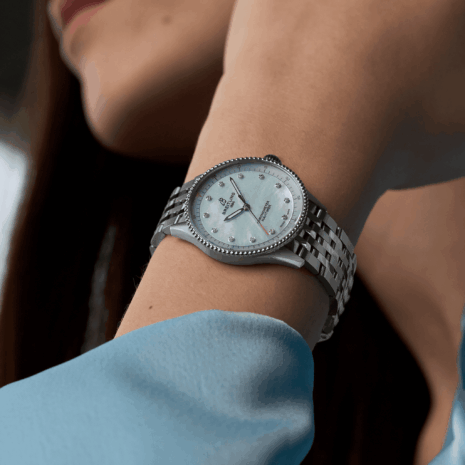 a77320171c1a1-navitimer-32-on-wrist-2
