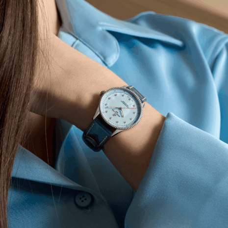 a77320171c1p1-navitimer-32-on-wrist-2