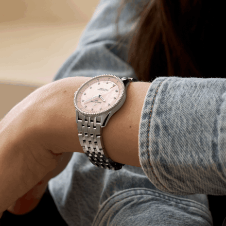 a77320d91k1a1-navitimer-32-on-wrist-2