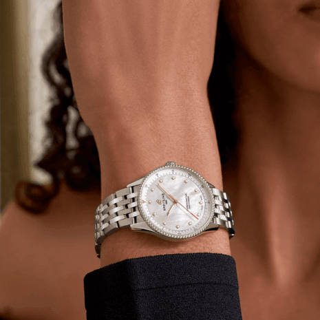 a77320e61a2a1-navitimer-32-on-wrist