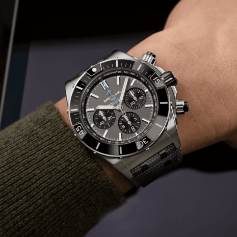 eb0136251m1s1-super-chronomat-b01-44-on-wrist
