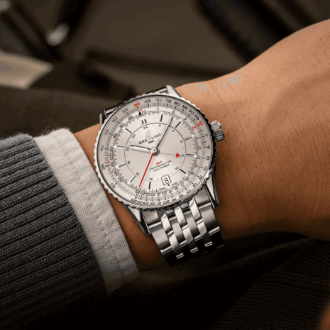 navitimer-41-gmt-a32310211g1a1-white-metal-bracelet-wrist-shot-ecom