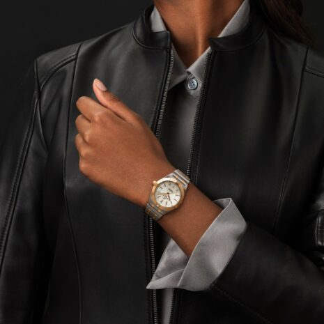 u77310101a1u1-chronomat-32-on-wrist